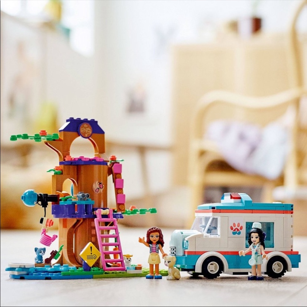 Lego Friends Vet Clinic Ambulance - Picture 6 of 9